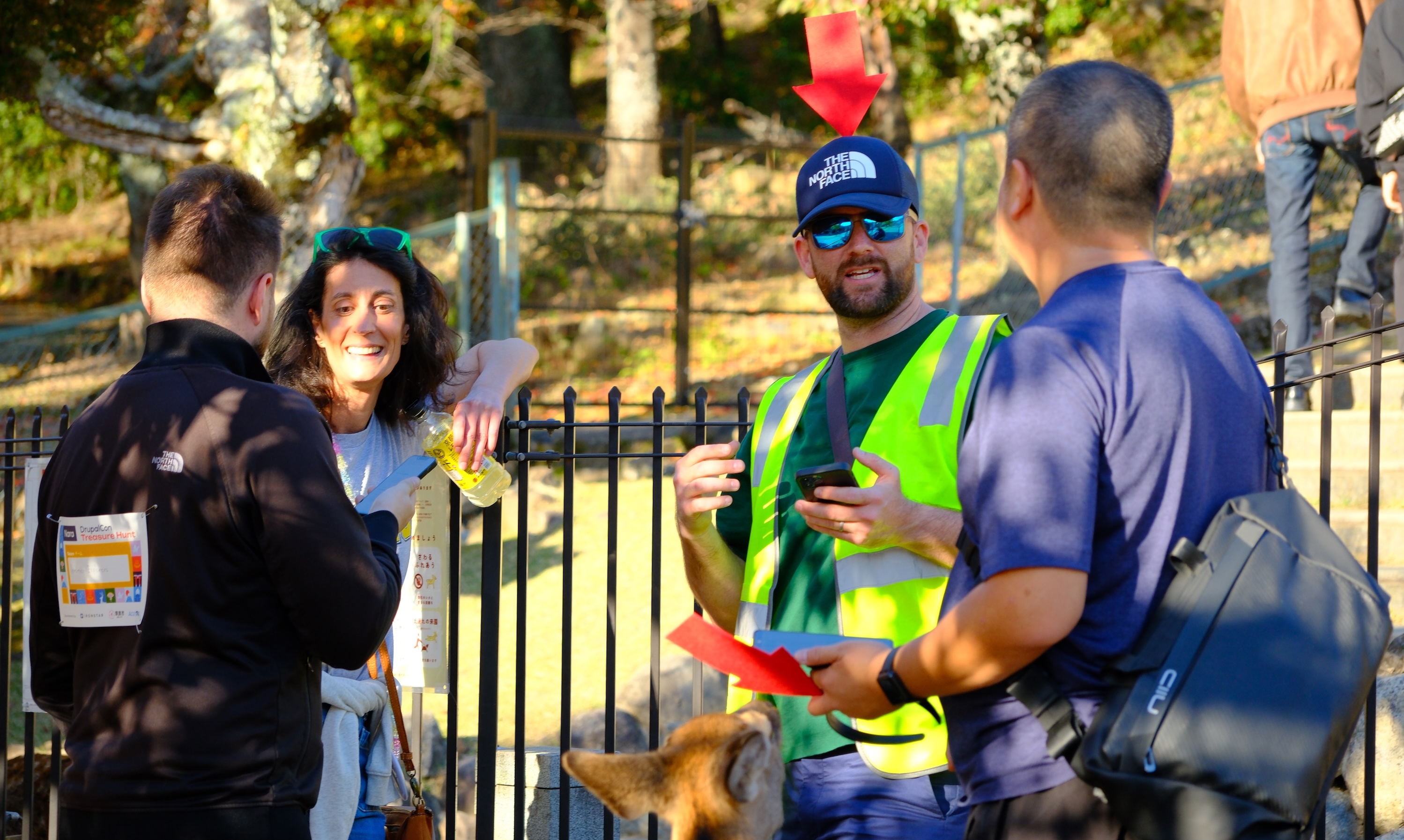スタッフと交流する参加者