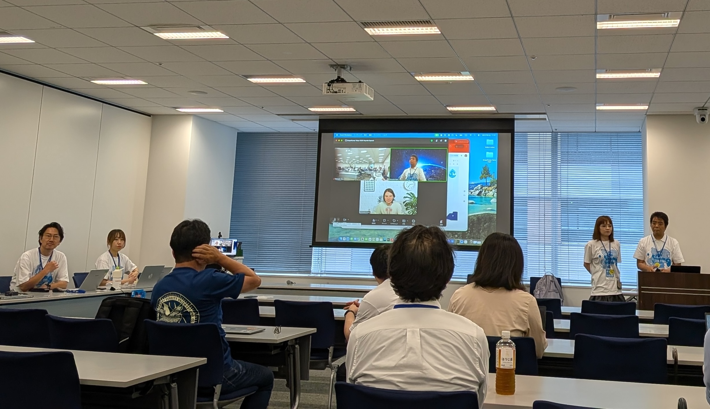 参加者が質問している様子
